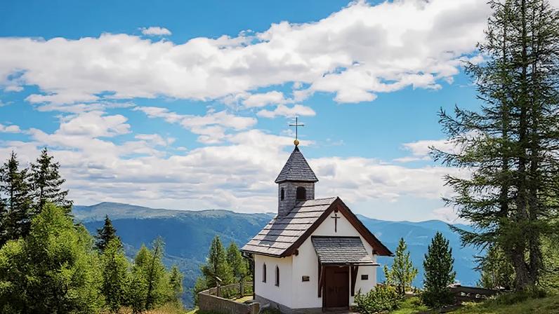 Capelas ao redor do mundo oferecem espaços de fé e contemplação