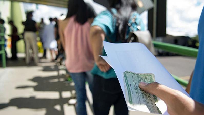 Fila de eleitores em frente ao TRE