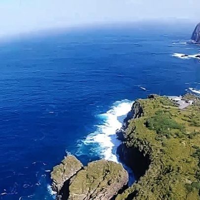 A ilha habitada mais remota do mundo e seu isolamento extremo