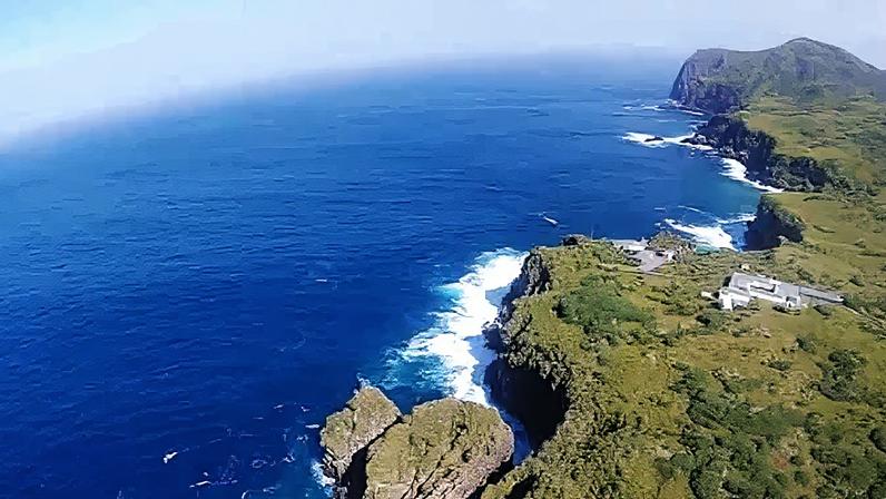 A ilha habitada mais remota do mundo e seu isolamento extremo