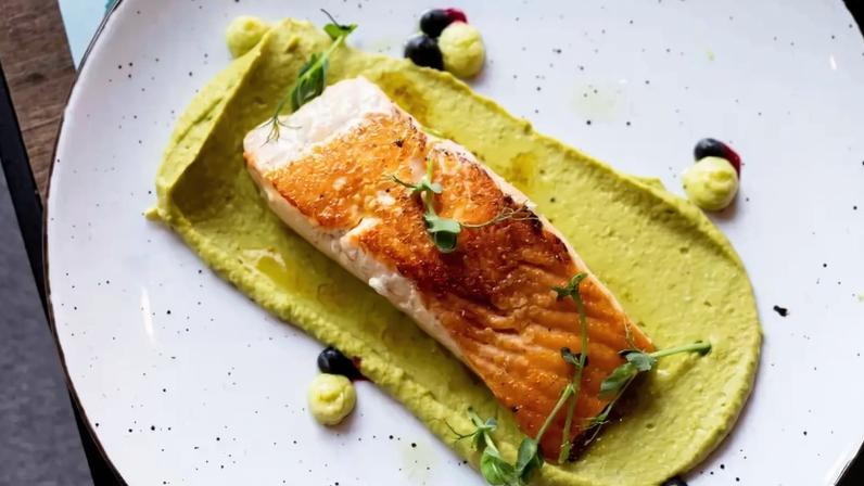 Salmão com purê de ervilha