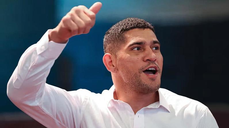 Alex Pereira levanta el pulgar