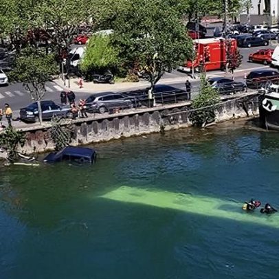 Motorista estagiário envolve-se em acidente: ônibus cai no Rio Sena