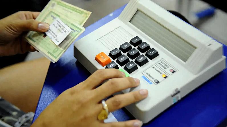 Eleitores comparecem ás seções eleitorais para votarem no segundo turno das Eleilções 2014 na cidade de Belém, no Pará (Tânia Rêgo/Agência Brasil)