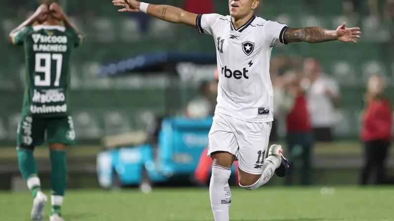 Matheus Martins celebra gol na vitória do Botafogo contra a Chapecoense