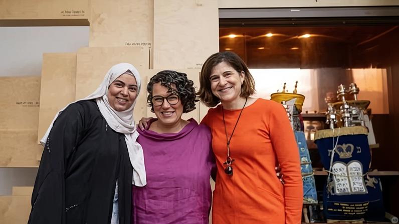 Left to right: Asmaa Mohamed Ali, of the Somali Bravanese Welfare Assocation, Cantor Zöe Jacobs of the Finchley Reform Synagogue, and local MP Sarah Sackman.