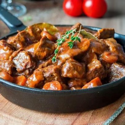 Carne de panela com mandioca e tomate: almoço rápido e saboroso