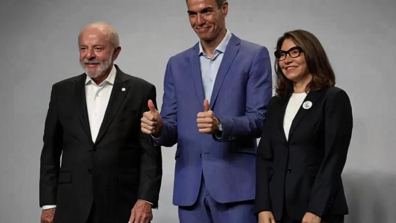 Lula e a primeira-dama, Janja, ao lado do premiê espanhol, Pedro Sánchez, em Barcelona