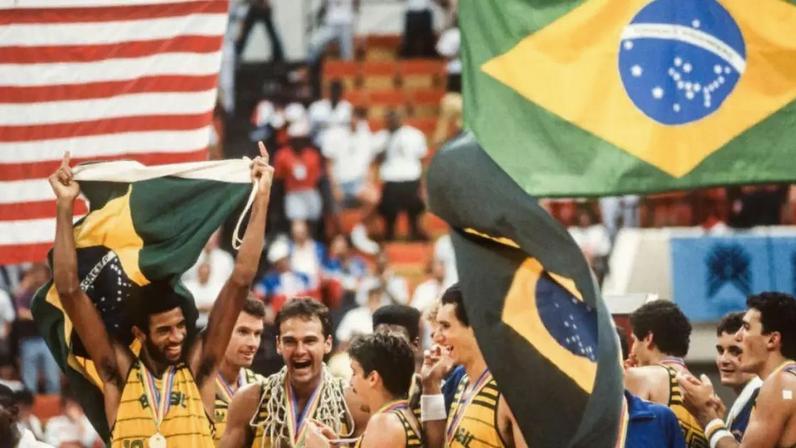 Seleção Brasileira comemora vitória em Indianápolis em 1987