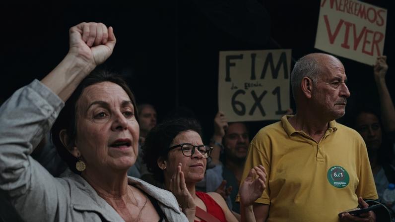 Manifestação contra a escala 6x1 na Cinelândia, centro do Rio de Janeiro