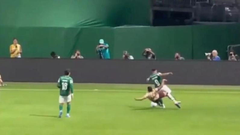 Vitor Roque sofreu falta dura com apenas 14 minutos de jogo contra o Jacuipense.