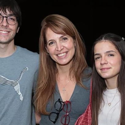 Poliana Abritta surge em rara aparição com os filhos