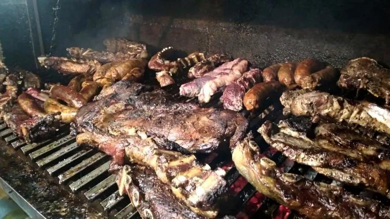 Carne de burro na churrasqueira - carnes e linguiças