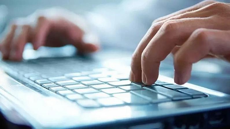 Computador – depositphotos.com / REDPIXEL