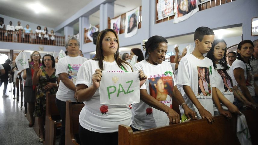 Familiares e amigos das vítimas da tragédia de Realengo fazem uma celebração em memória dos jovens, na Igreja Nossa Senhora de Fátima. Na tragédia, doze jovens entre 13 e 16 anos morreram (Tânia Rêgo/Agência Brasil)