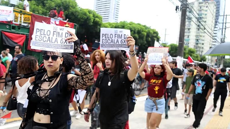 Manifestantes protestam pelo fim da escala 6x1 com faixas e cartazes. — Foto: Cláudio Pinheiro / O Liberal