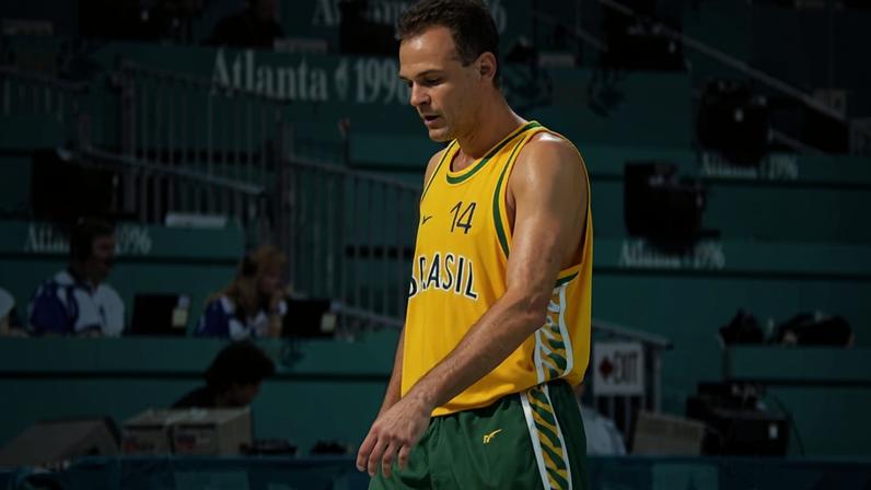 EUA, Georgia, Atlanta, 26/07/1996. O jogador da Seleção Brasileira, Oscar Schmidt, cansado durante partida contra a seleção da Iugoslávia disputada no estádio Giorgia Dome, na Olimpíada de Atlanta. A Seleção Brasileira perdeu esta partida e não trouxe medalha para o país. — Foto: Acervo Estadão Conteúdo
