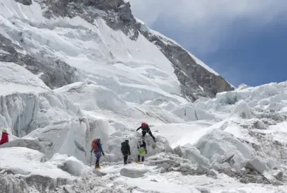 Trecho de geleira bloqueia rota rumo ao Everest na temporada de escalada