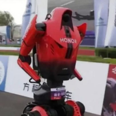Robô vence meia-maratona na China, supera recorde humano