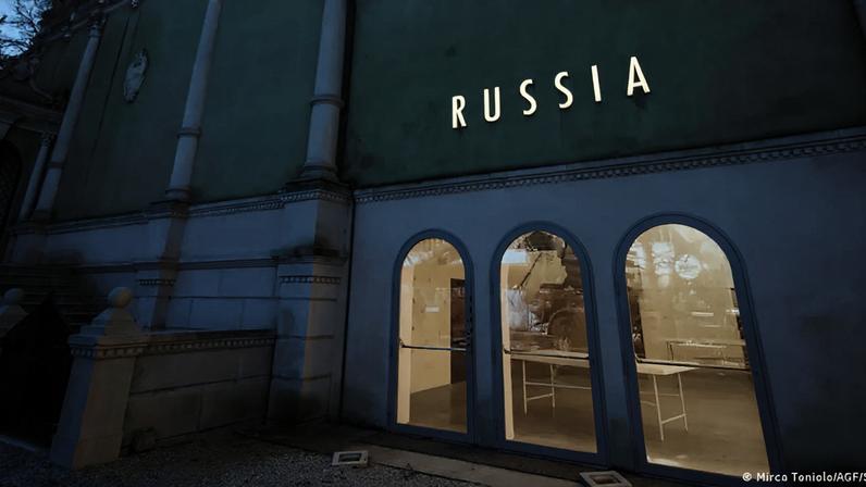 Retorno do pavilhão russo causa polêmica na Bienal de Arte de Veneza em 2026