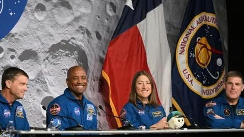 Policial a cavalo persegue suspeito pelas ruas de Nova York