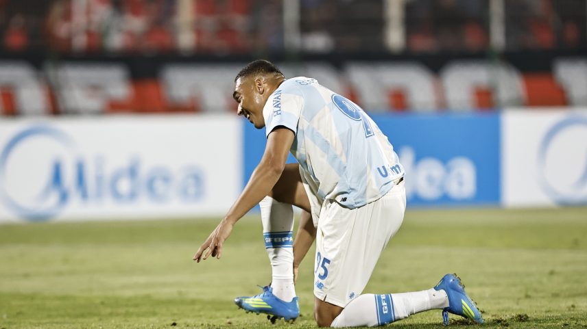 Carlos Vinicius errou três cobranças de pênalti repetido contra o Palestino — Foto: EFE/ Osvaldo Villarroel
