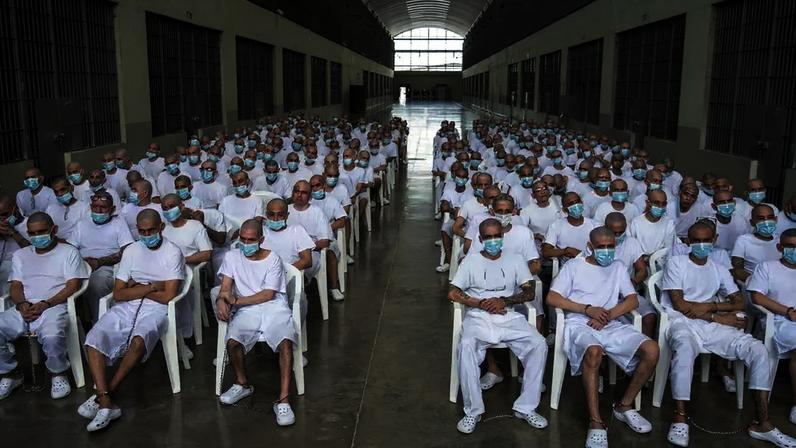 Mais de 250 dos réus estão presos no temido Cecot