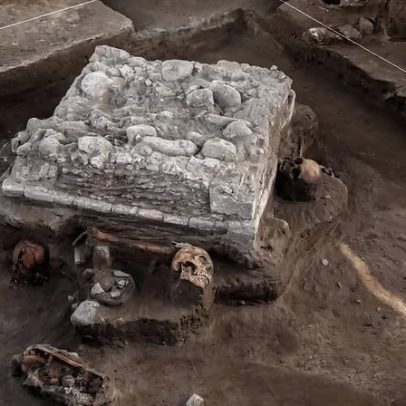 Tolteca de 1.000 anos com quatro crânios é encontrado junto a linha férrea no México