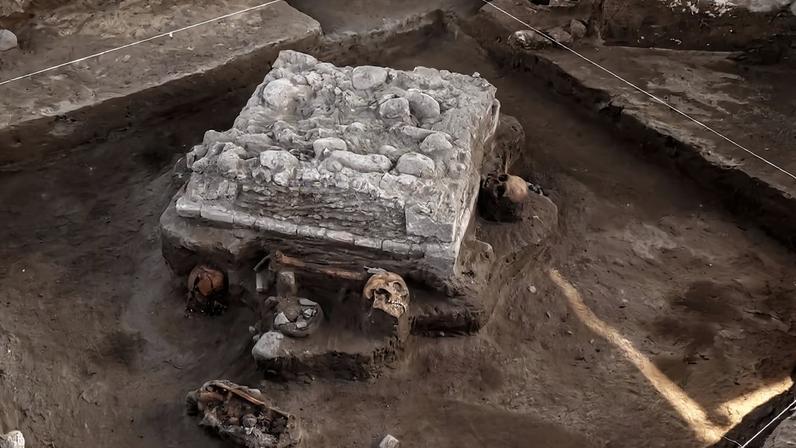 Tolteca de 1.000 anos com quatro crânios é encontrado junto a linha férrea no México