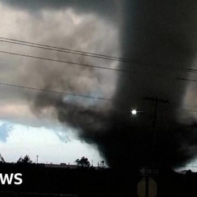 Tornado poderoso percorre o norte de Oklahoma