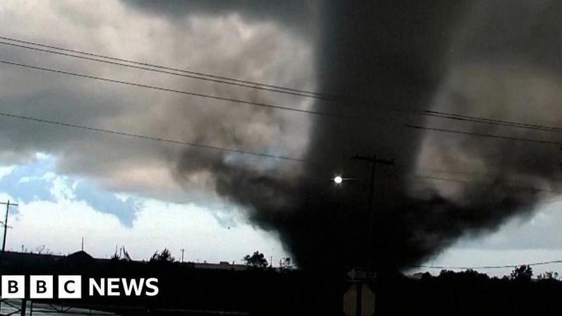 Tornado poderoso percorre o norte de Oklahoma