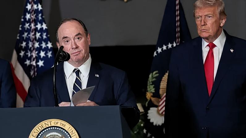 Chefe da Marinha dos EUA deixa cargo com efeito imediato, afirma Pentágono