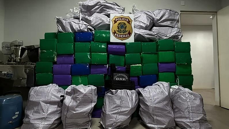 A apreensão dos cerca de 1.970 kg da droga ocorreu após diligências de policiais federais de São José do Rio Preto (SP)