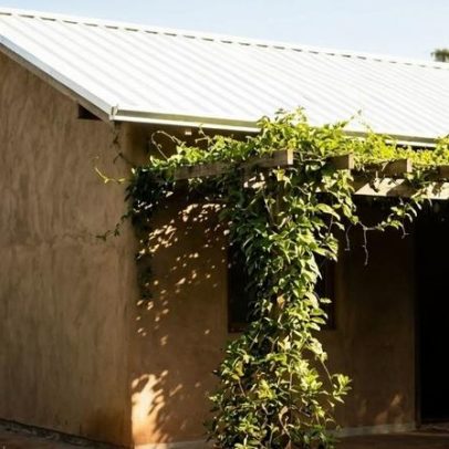 Casa de bloco e zinco reduz até 15 °C com terra, PVC e plantas