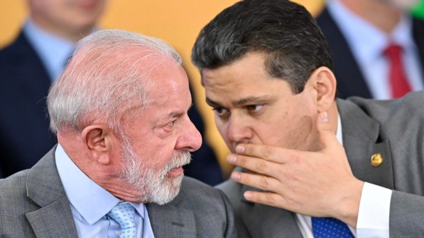 Lula e Alcolumbre conversam em cerimônia do governo federal para posse do novo ministro da articulação política