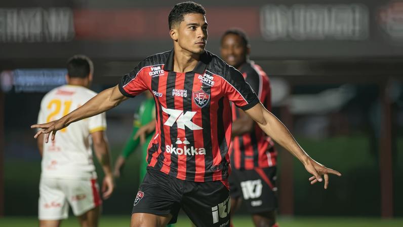 Vitória recebe o São Paulo em casa pelo Brasileirão