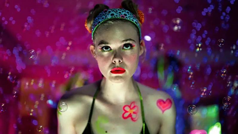 PREÇO ALTO - Elle Fanning entra no aplicativo de conteúdo adulto: intimidade vendida para sustento do filho