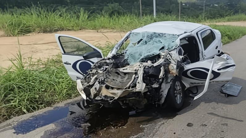 Acidente provocou morte do motorista do carro e deixou passageira ferida em estado grave