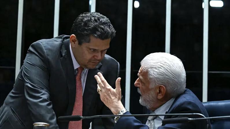 Líder do governo Lula, Jaques Wagner (PT) evita adjetivar derrota de Lula no Congresso, liderado por Alcolumbre