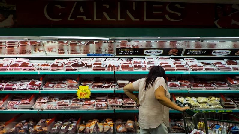 Consumidores enfrentam alta de preços e redução de embalagens em supermercados no Brasil (Foto: Victor Moriyama/Bloomberg)