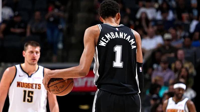 Victor Wembanyama, do Spurs, conduz a bola em partida contra o Nuggets pela temporada regular da NBA (Foto: Garrett ellwood/Nbae via getty images/Afp)
