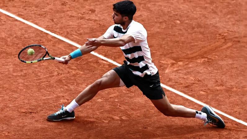 Alcaraz devolve a bola na final de Roland Garros contra Sinner (Foto: Thibaud MORITZ / AFP)