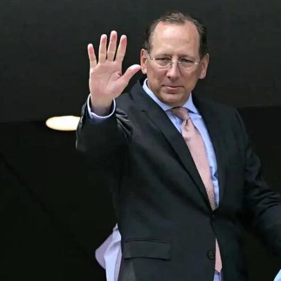 Textor admite possível saída do Botafogo e critica Eagle