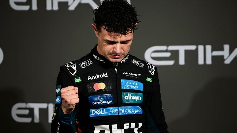 Lando Norris comemora o título da temporada da Fórmula 1 (Foto: Giuseppe CACACE / AFP)