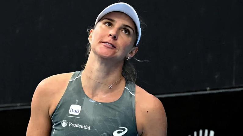 Bia Haddad reage durante partida de simples feminina contra a canadense Victoria Mboko no Adelaide International 2026, em Adelaide, em 12 de janeiro de 2026. (Foto: Michael ERREY/AFP)