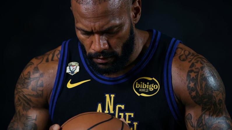 LeBron James, do Los Angeles Lakers, se prepara para arremesso livre contra o LA Clippers na NBA, em Los Angeles, em 22 de janeiro de 2026 (Foto: Juan Ocampo/NBAE/Getty Images/AFP)