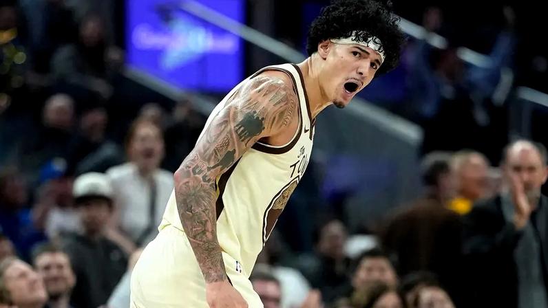 Gui Santos, do Golden State Warriors, comemora cesta de três pontos contra o Memphis Grizzlies, no Chase Center. (Foto: Thearon W. Henderson/Getty Images/AFP)