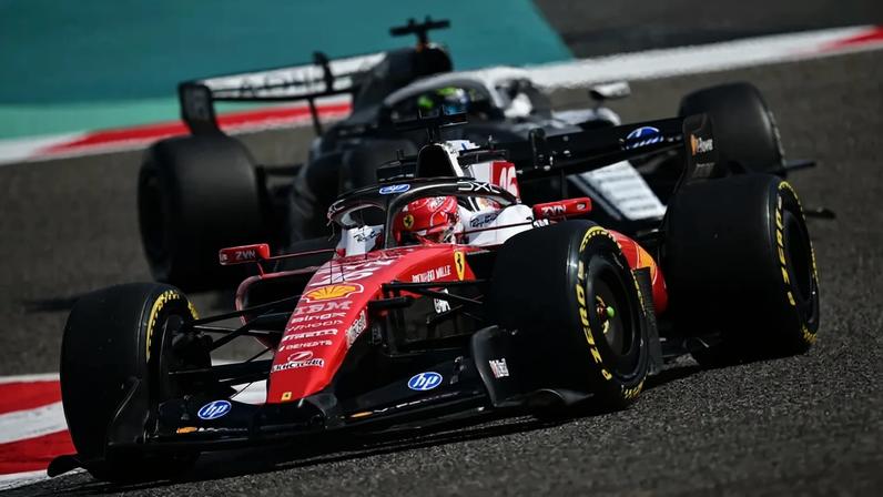 O Charles Leclerc, da Ferrari, pilota no segundo dia de testes de pré-temporada da Fórmula 1 no Circuito Internacional do Bahrein, em Sakhir, em 12 de fevereiro de 2026. (Foto: Giuseppe Cacace/AFP)