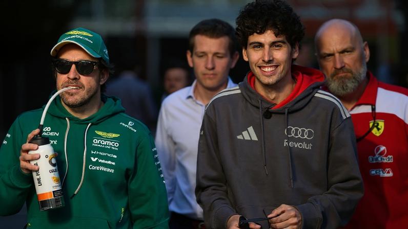 Fernando Alonso e Gabriel Bortoleto na pré-temporada da F1 2026 (Foto: Giuseppe Cacace/AFP)