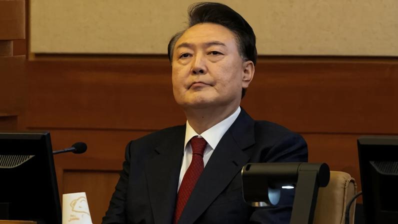 O ex-presidente sul-coreano Yoon Suk Yeol comparece a uma audiência de seu julgamento de impeachment no Tribunal Constitucional em Seul, em 13 de fevereiro de 2025 (JEON HEON-KYUN / POOL/AFP)